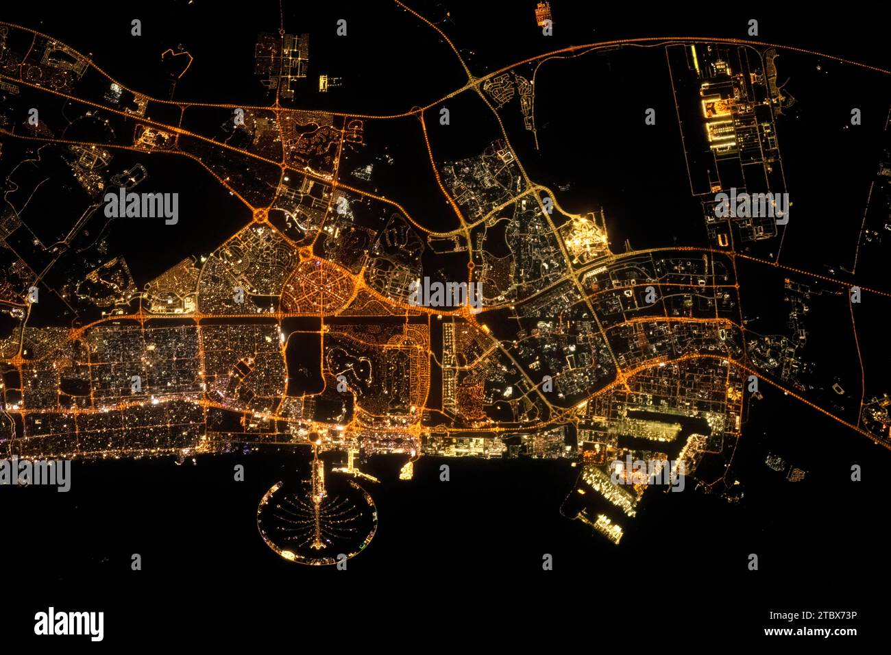 Iss069e084252 (26. August 2023) --- Palm Jumeirah, die palmenförmige künstliche Insel, ist ein Highlight in der Stadt Abu Dhabi der Vereinigten Arabischen Emirate Stockfoto
