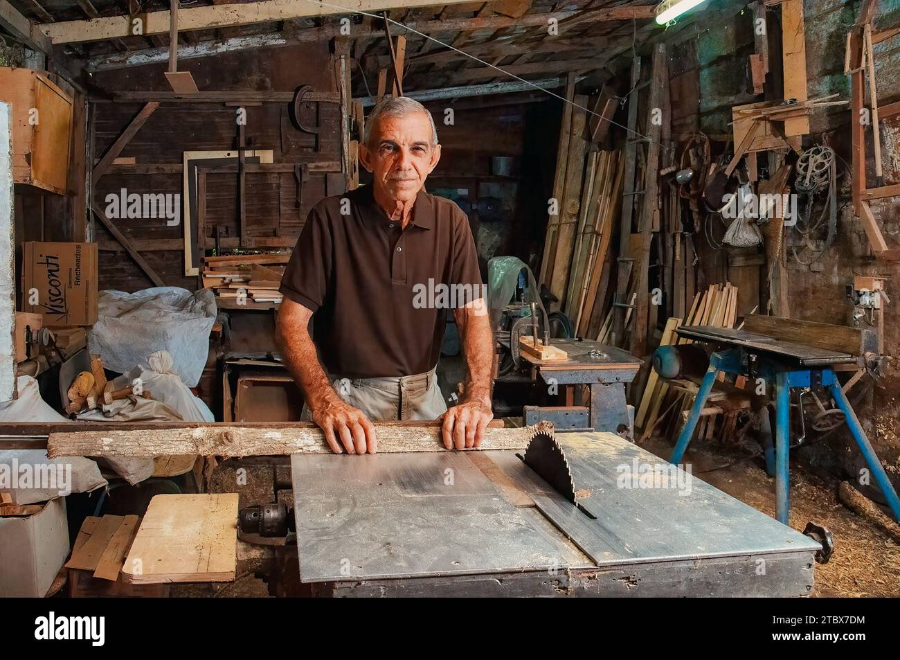 Ein kubanischer Mann in seiner Tischlerei. Stockfoto