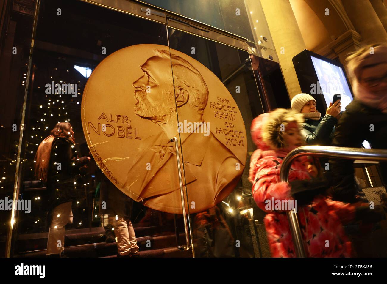 Stockholm, Schweden. Dezember 2023. Daily Life, Nobelwoche, Stockholm, Schweden, Freitagabend. Auf dem Bild: Nobelpreismuseum, Altstadt. Quelle: Jeppe Gustafsson/Alamy Live News Stockfoto