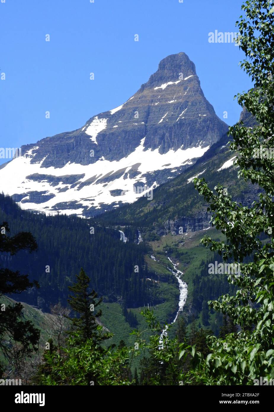 clements Mountain mit tief liegenden Wolken, Wasserfällen und Gletschertal im Frühsommer entlang der Going-to-the-Sun Road im Gletscher-Nationalpark, montana Stockfoto