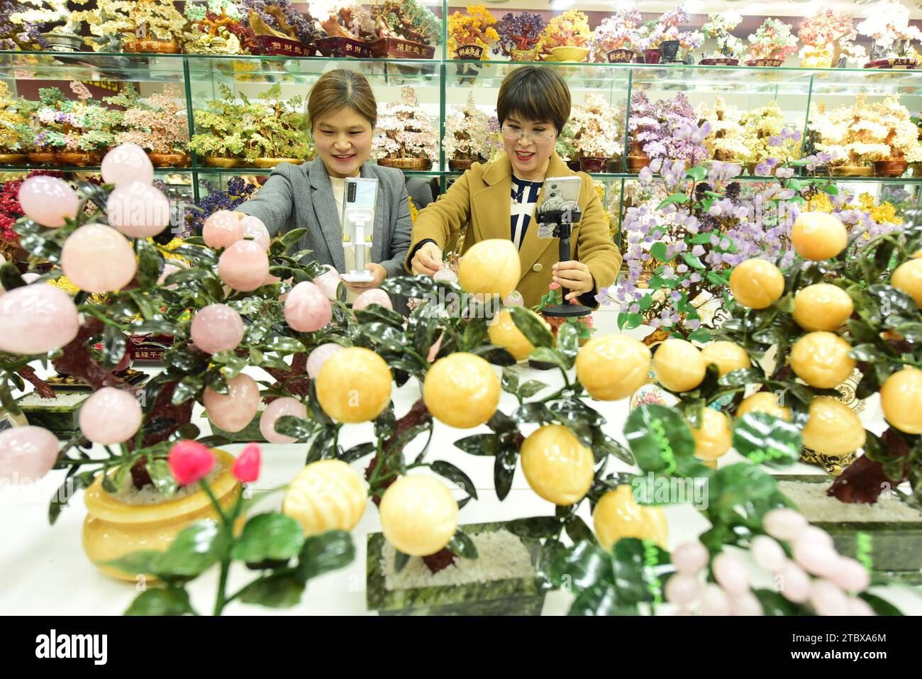 LIANYUNGANG, CHINA - 9. DEZEMBER 2023 - Ein grenzüberschreitender E-Commerce-Anker ist Livestream, der Kristallschmuck in Lianyungang, Provinz Jiangsu, China verkauft Stockfoto