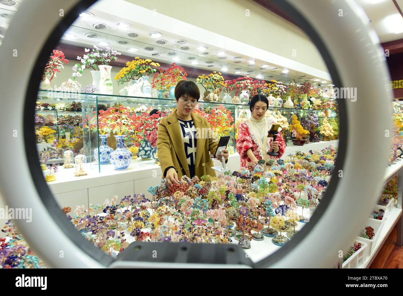 LIANYUNGANG, CHINA - 9. DEZEMBER 2023 - Ein grenzüberschreitender E-Commerce-Anker ist Livestream, der Kristallschmuck in Lianyungang, Provinz Jiangsu, China verkauft Stockfoto