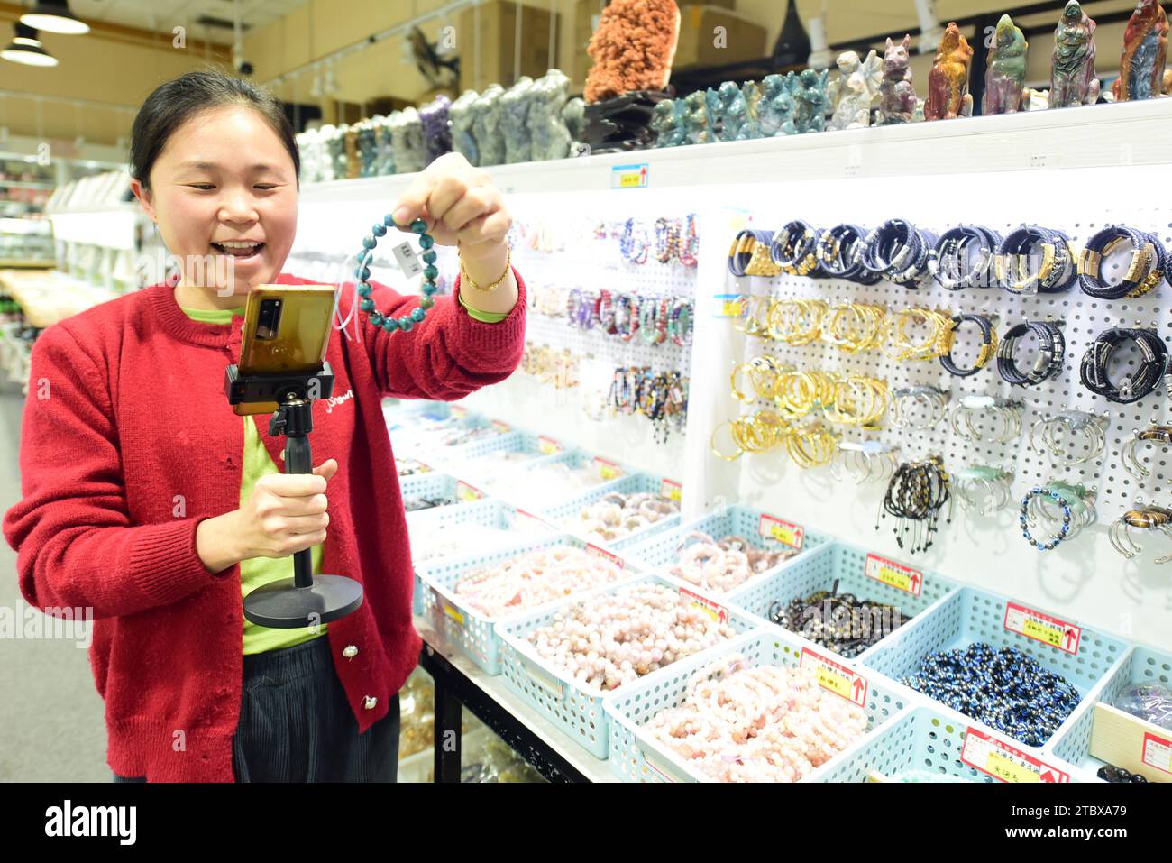 LIANYUNGANG, CHINA - 9. DEZEMBER 2023 - Ein grenzüberschreitender E-Commerce-Anker ist Livestream, der Kristallschmuck in Lianyungang, Provinz Jiangsu, China verkauft Stockfoto