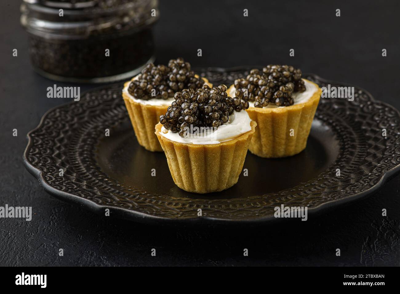 Törtchen mit Käse und Kaviar. Hochwertige Fotos Stockfoto