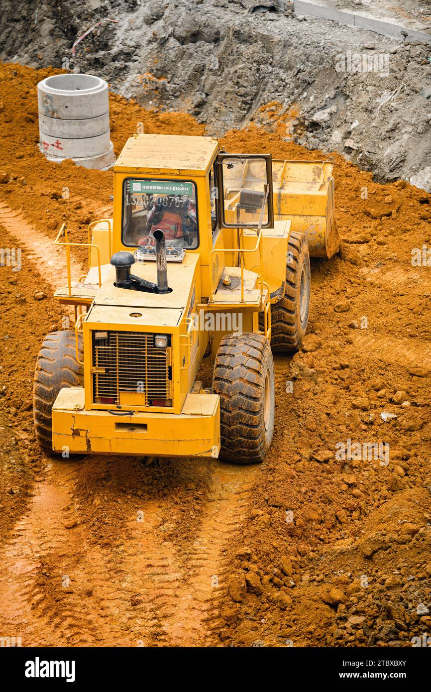 Bagger Graben von Boden auf der Baustelle Stockfoto