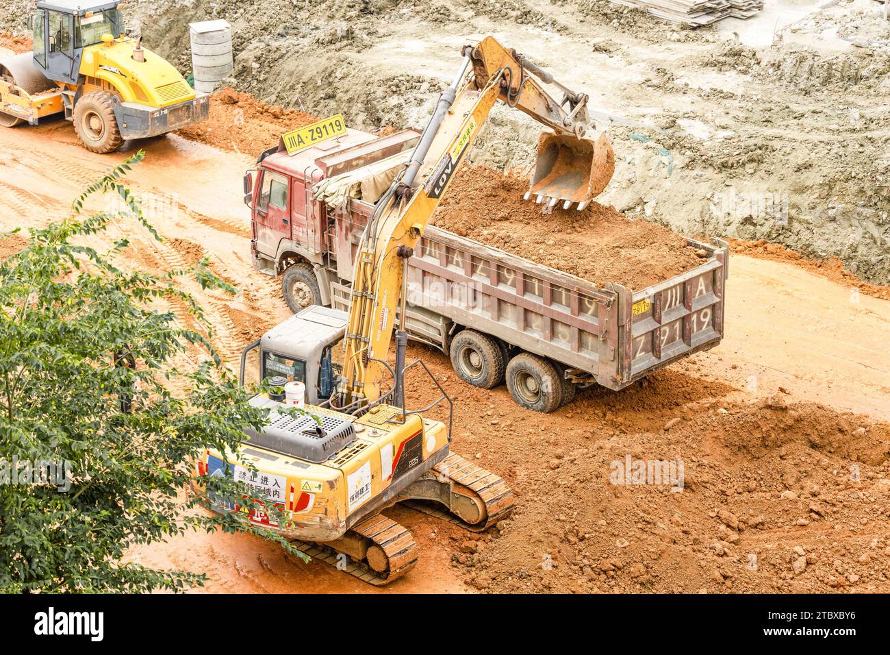Bagger Graben von Boden auf der Baustelle Stockfoto