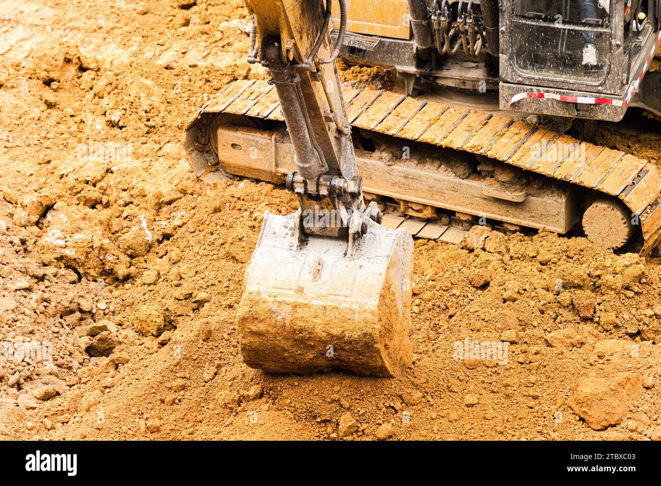 Bagger Graben von Boden auf der Baustelle Stockfoto