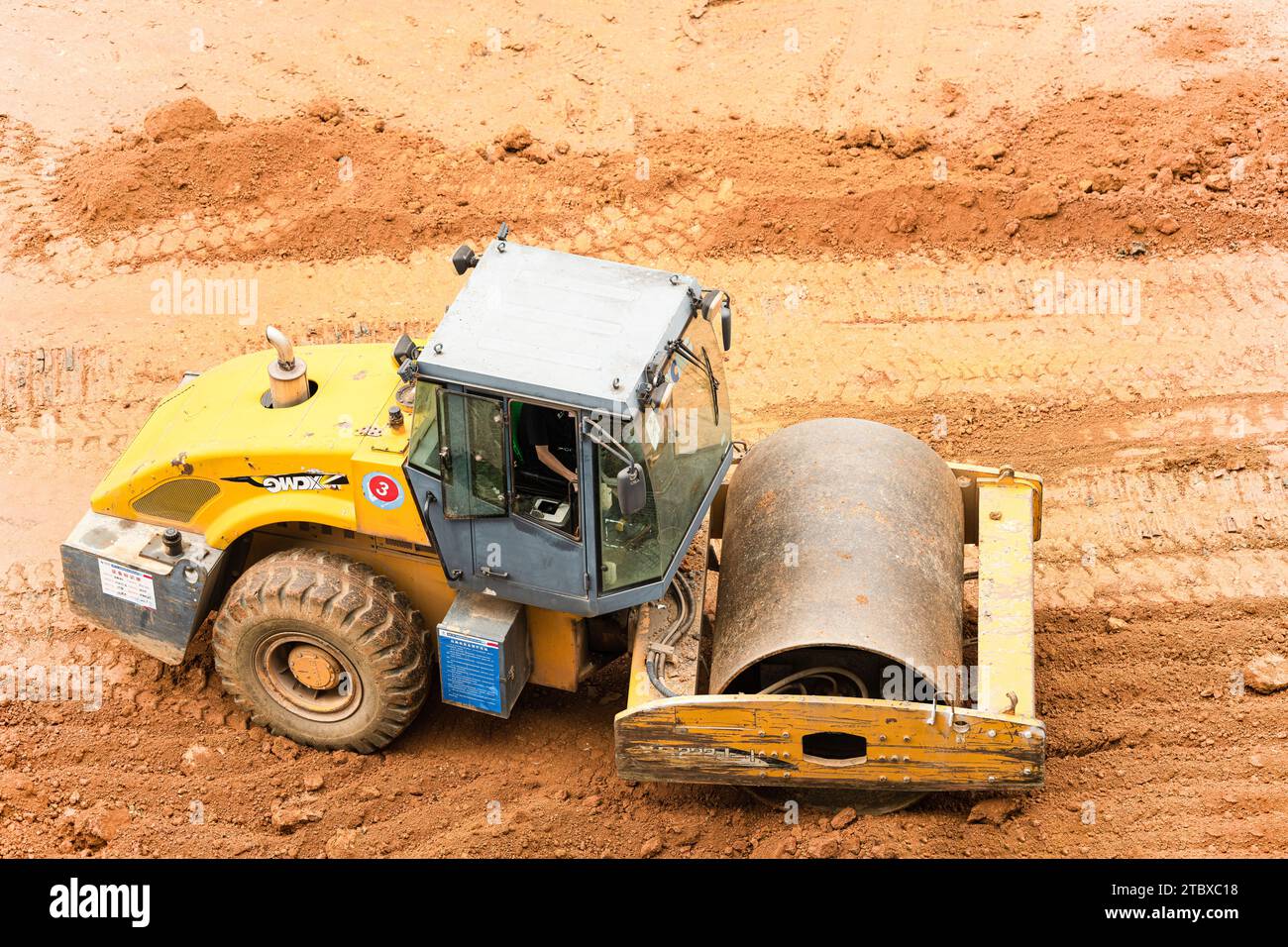 Walzenverdichter wird derzeit verdichtet. Stockfoto