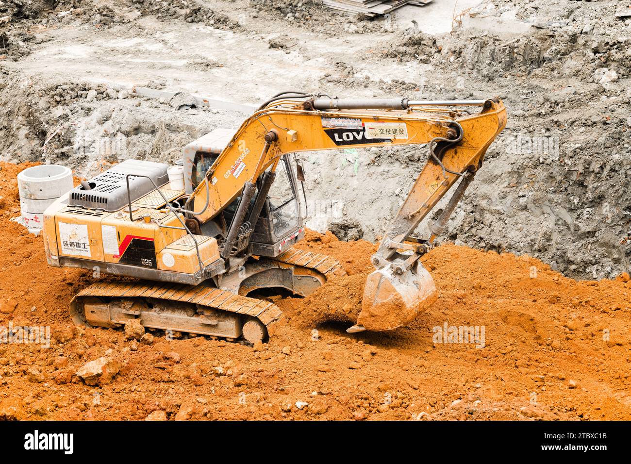 Bagger Graben von Boden auf der Baustelle Stockfoto