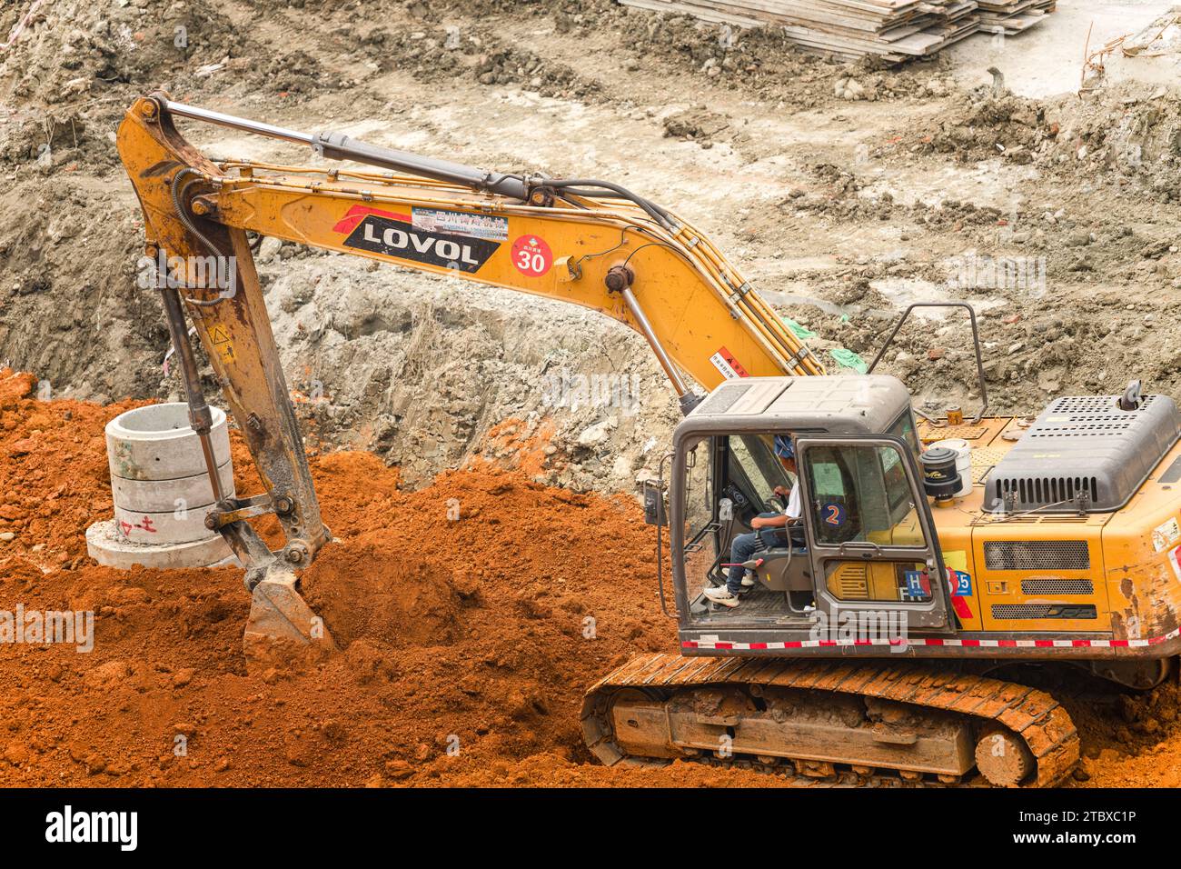 Bagger Graben von Boden auf der Baustelle Stockfoto