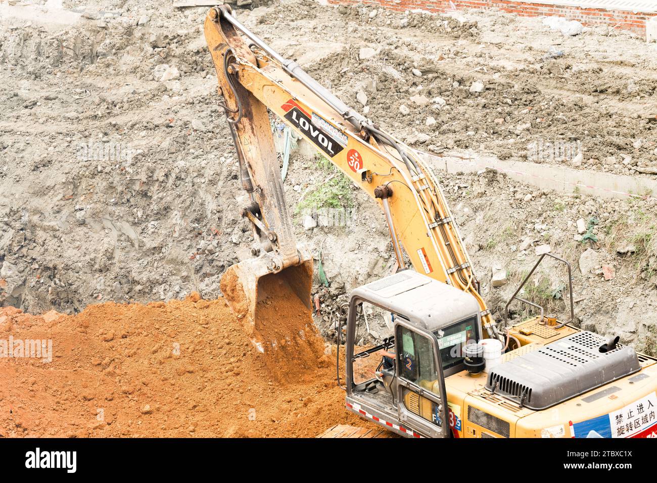 Bagger Graben von Boden auf der Baustelle Stockfoto