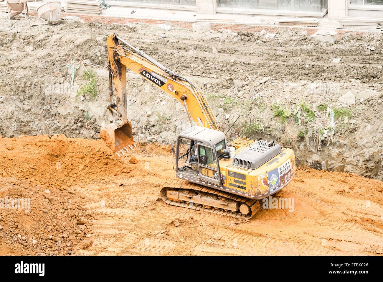 Bagger Graben von Boden auf der Baustelle Stockfoto