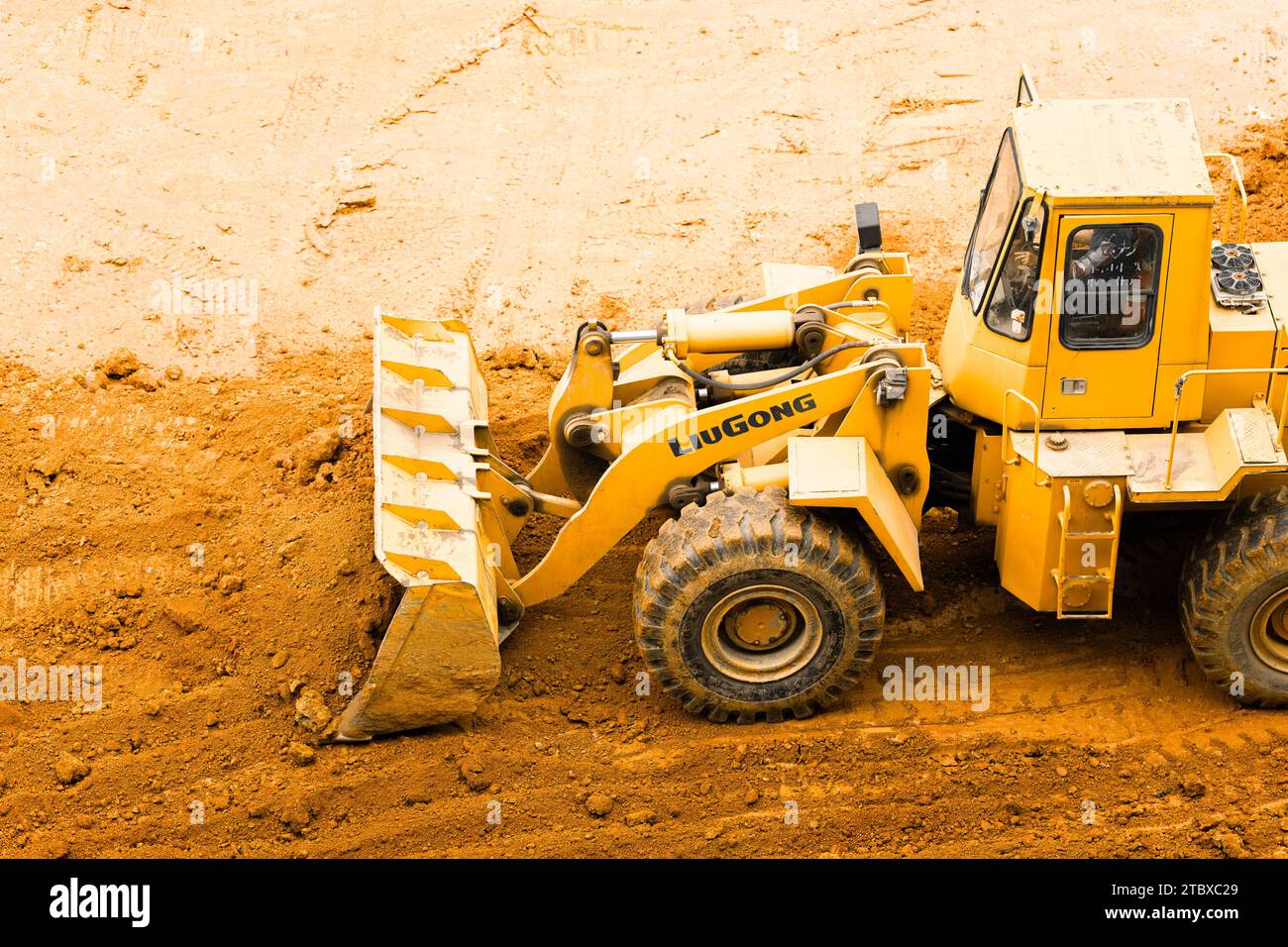 Bagger Graben von Boden auf der Baustelle Stockfoto