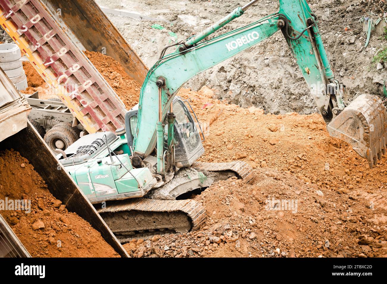 Bagger Graben von Boden auf der Baustelle Stockfoto