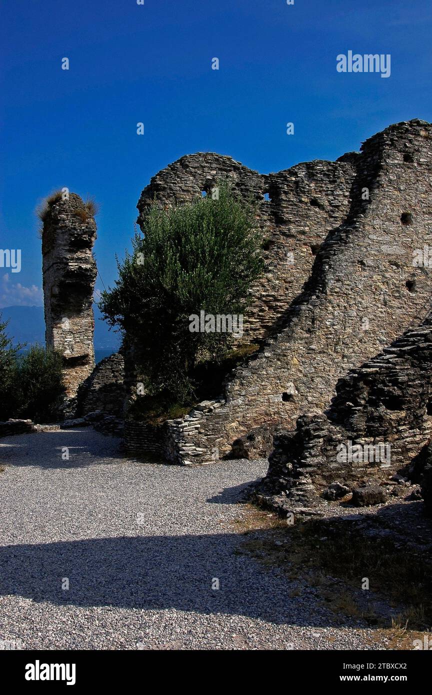 Die Grotte di Catullo, Ruinen einer römischen Villa in Sirmione auf der Halbinsel Sirmio, eine Landzunge am südlichen Ende des Gardasees in der Lombardei, Italien. Stockfoto