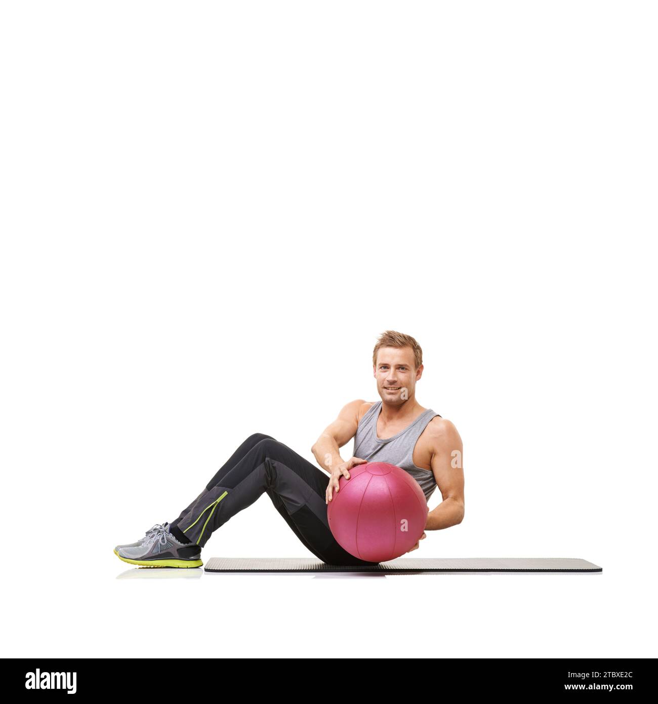 Mann, Porträt und Medizinball für Training Workout im Studio auf weißem Hintergrund für Mockup, gesund oder stark. Männlicher Mensch, Gesicht und Sport Stockfoto