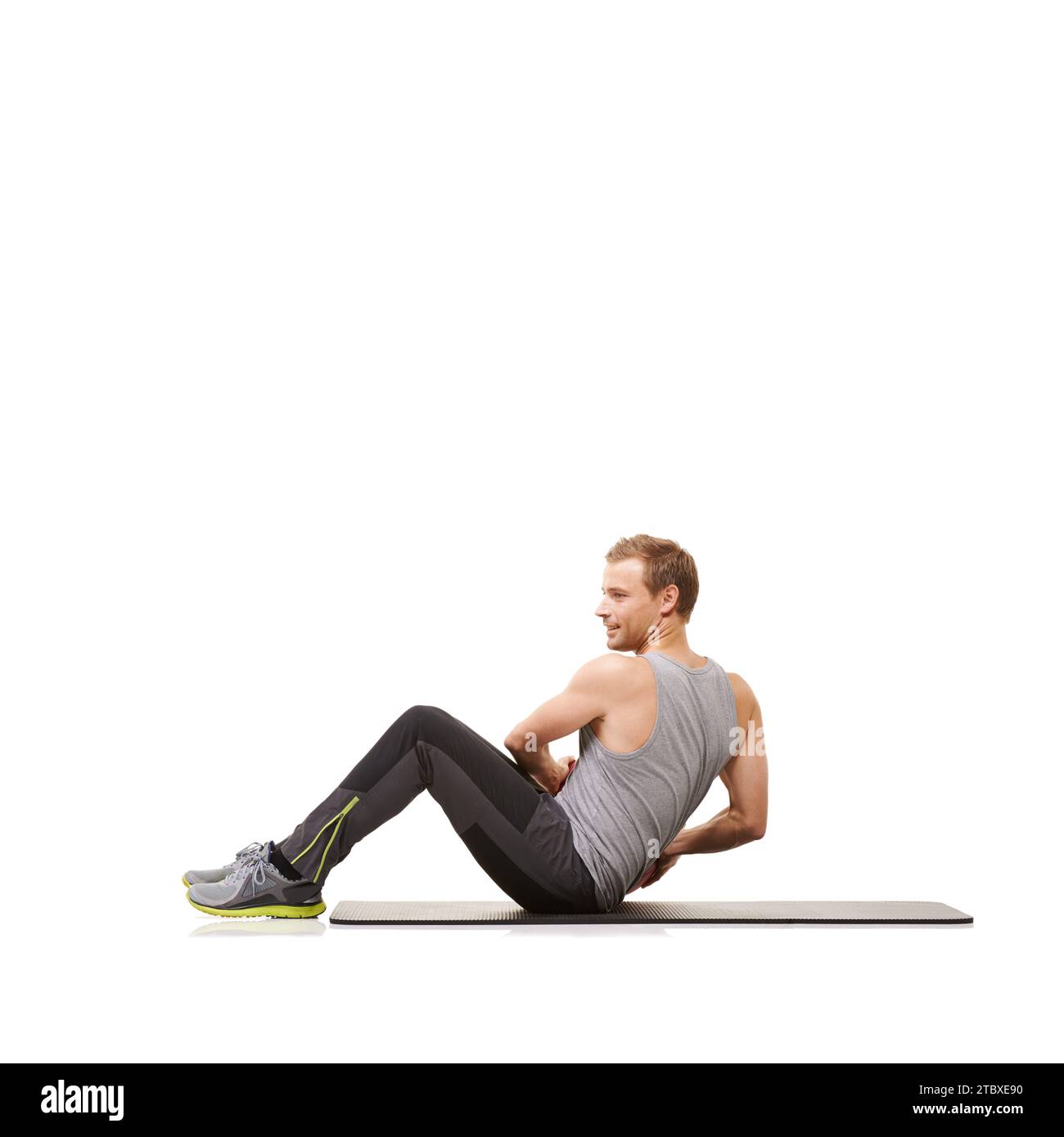 Mann, Medizinball und Drehmatte für Trainingsübungen im Studio auf weißem Hintergrund, Fitness- oder Workout-Kraft. Männliche Person, Sportausrüstung Stockfoto