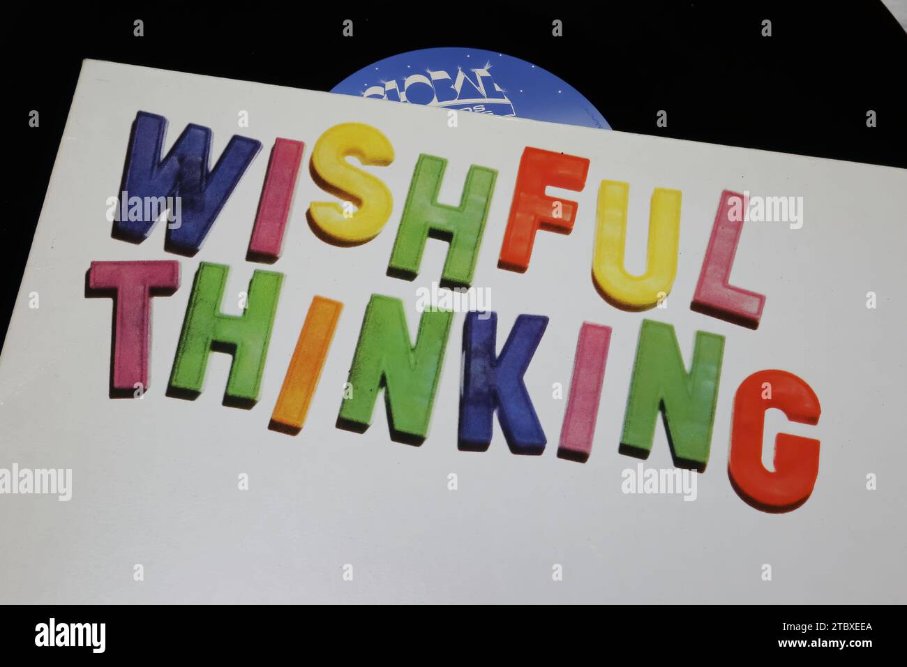 Viersen, Deutschland - 9. Mai. 2023: Closeup des Vinyl-Cover-Albums der britischen Band Wishful Thinking Stockfoto