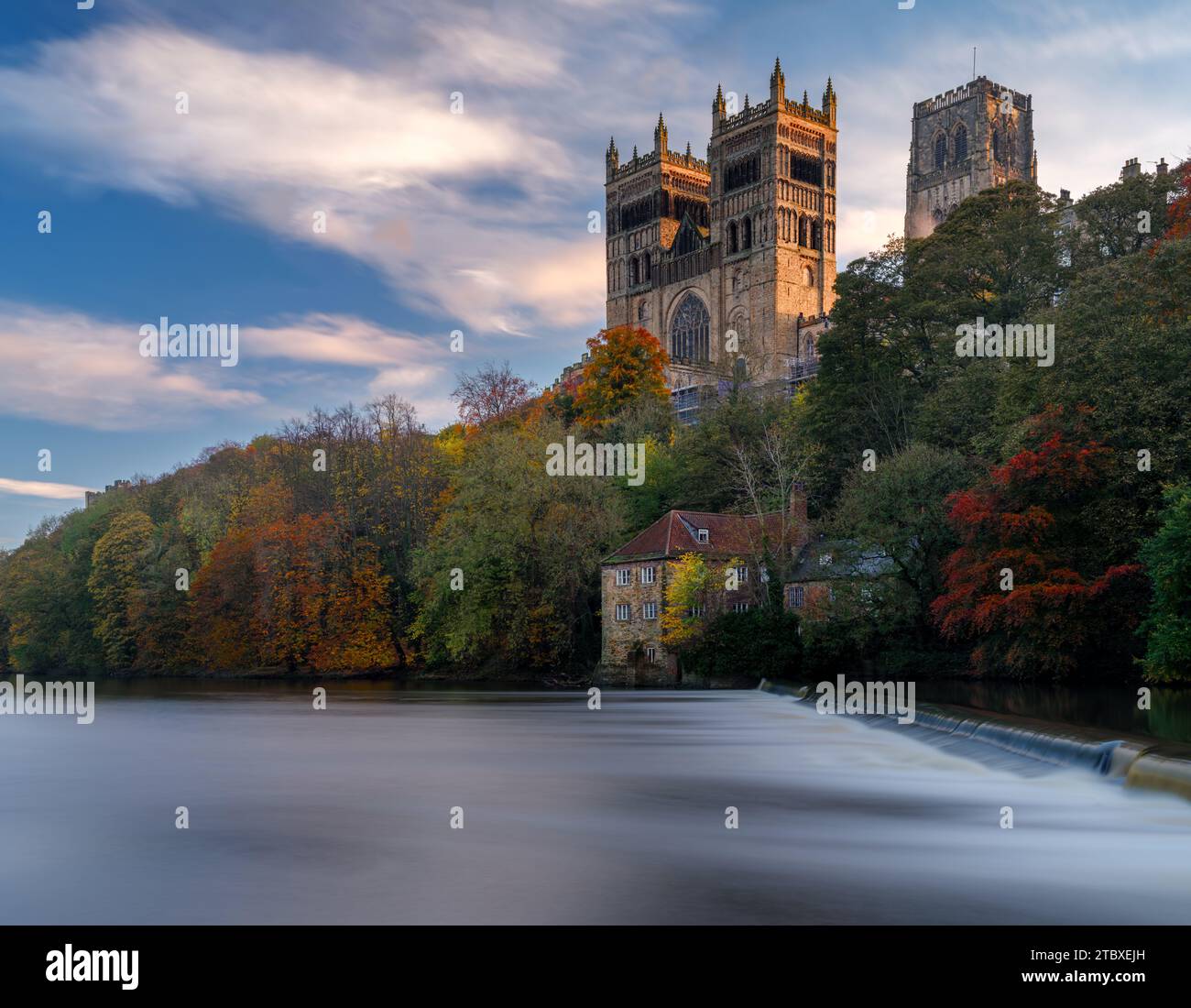 Klassischer Blick auf die Kathedrale von Durham und das Wehr auf dem Fluss tragen im Herbst mit einer langsamen Verschlusszeit Stockfoto