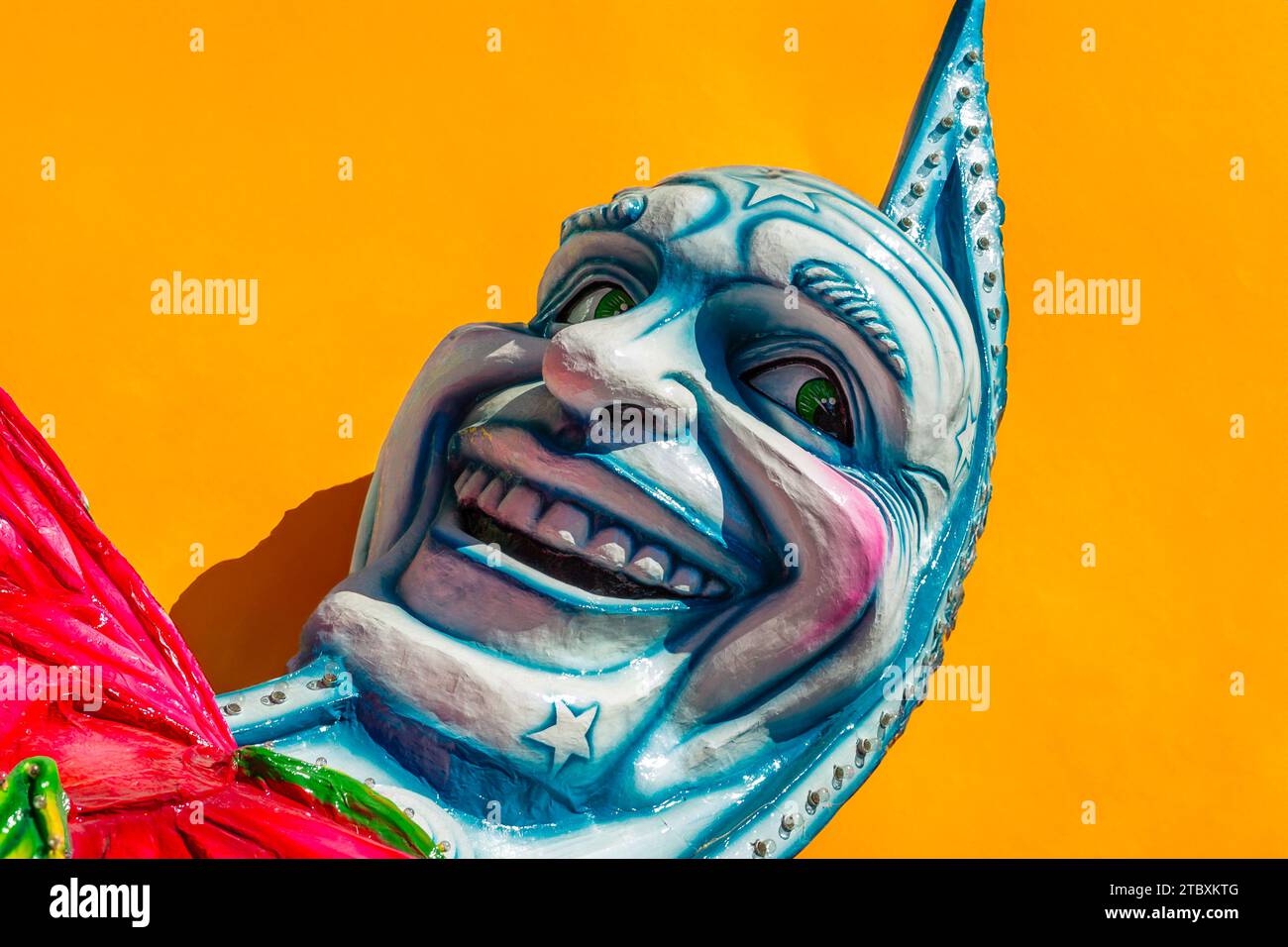 Bunte sizilianische Karnevalsmaske in bemaltem Papier Stockfoto