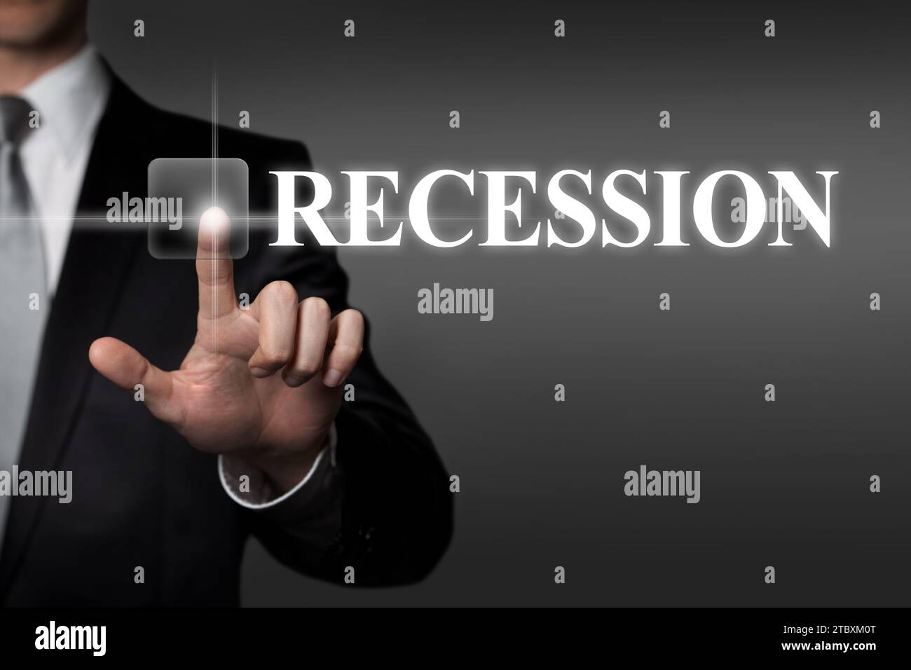 Rezession – Geschäftsmann drückt die virtuelle Touchscreen-Taste Stockfoto