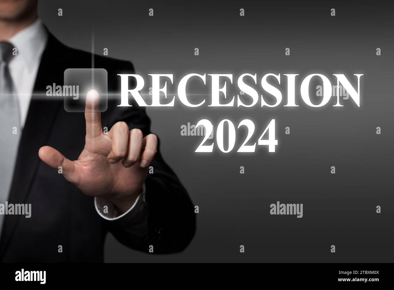 Rezession 2024 – Geschäftsmann drückt virtuelle Touchscreen-Taste Stockfoto