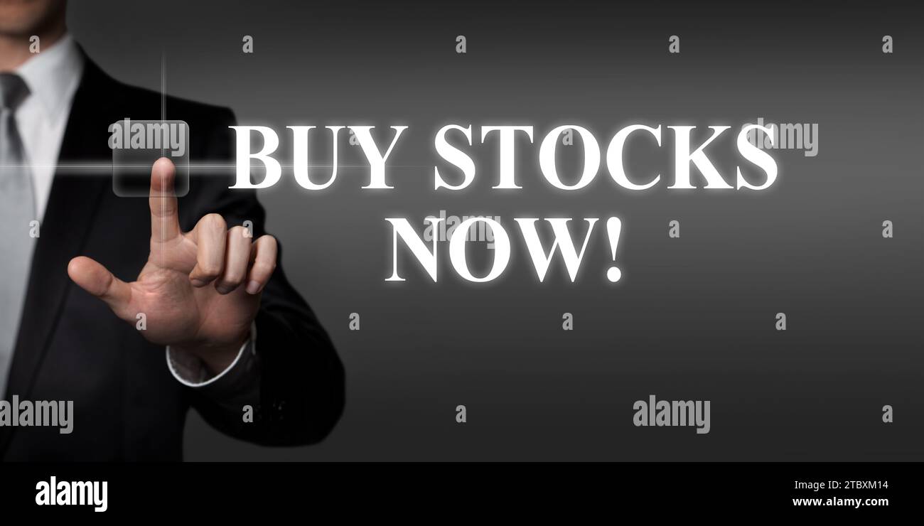 Kaufen Sie jetzt Aktien – Geschäftsmann drückt die virtuelle Touchscreen-Taste Stockfoto