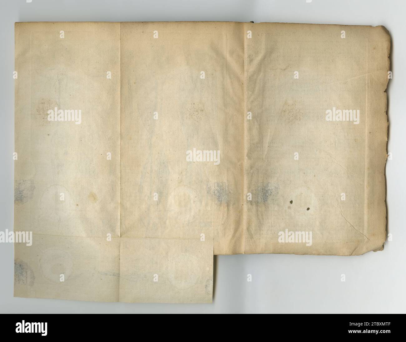 Alte, alte und leere Seite mit Pergament, Manuskript oder Geschichtsartefakt für Schrift oder Literatur vor einem Atelierhintergrund. Nahaufnahme von leer Stockfoto