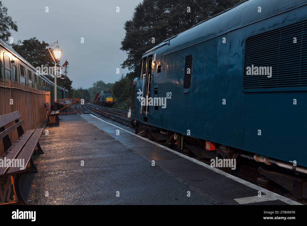 Bridgnorth, Severn Valley Railway Baureihe 46 „Peak“ Diesellokomotive 182 wartet auf Abfahrt mit Baureihe 17 D8568 auf der linken Seite Stockfoto