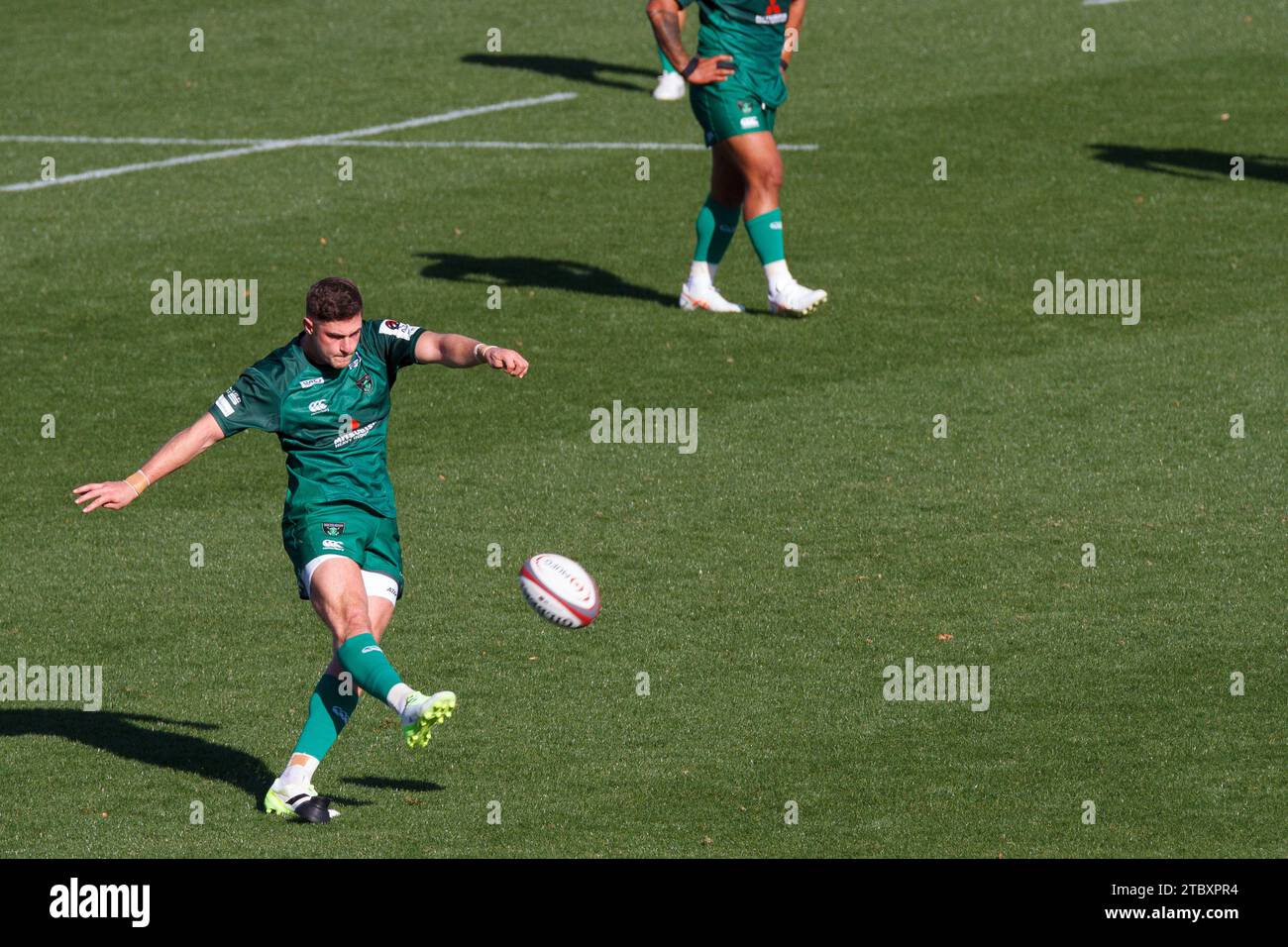 Der englische Nationalspieler James Grayson tritt den Ball während eines Spiels der Japan Rugby League One für die Sagamihara Dynaboars. Kanagawa, Japan. Stockfoto