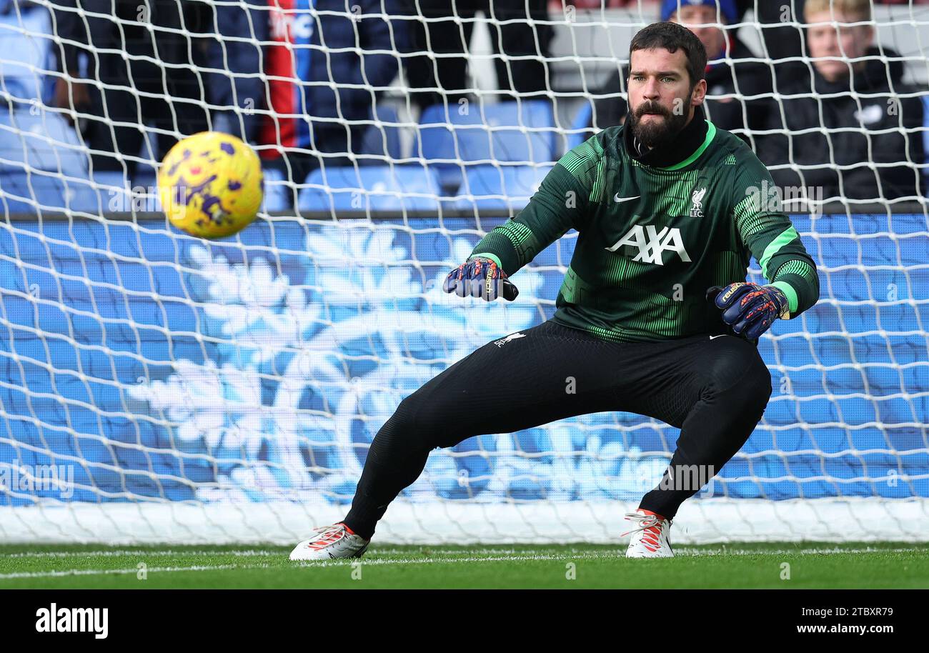 London, Großbritannien. Dezember 2023. Alisson Becker aus Liverpool wärmt sich während des Premier League-Spiels im Selhurst Park in London auf. Der Bildnachweis sollte lauten: Paul Terry/Sportimage Credit: Sportimage Ltd/Alamy Live News Stockfoto