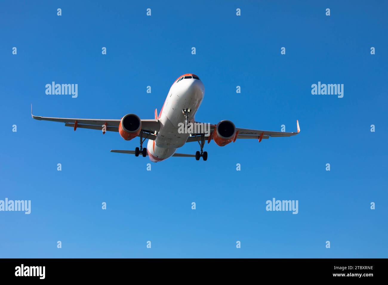 Flugzeug der Fluggesellschaft EASI Jet bei Landeanflug. Blauer Himmel. Nahaufnahme. November 2023. Arrecife, Kanarische Insel, Spanien Stockfoto