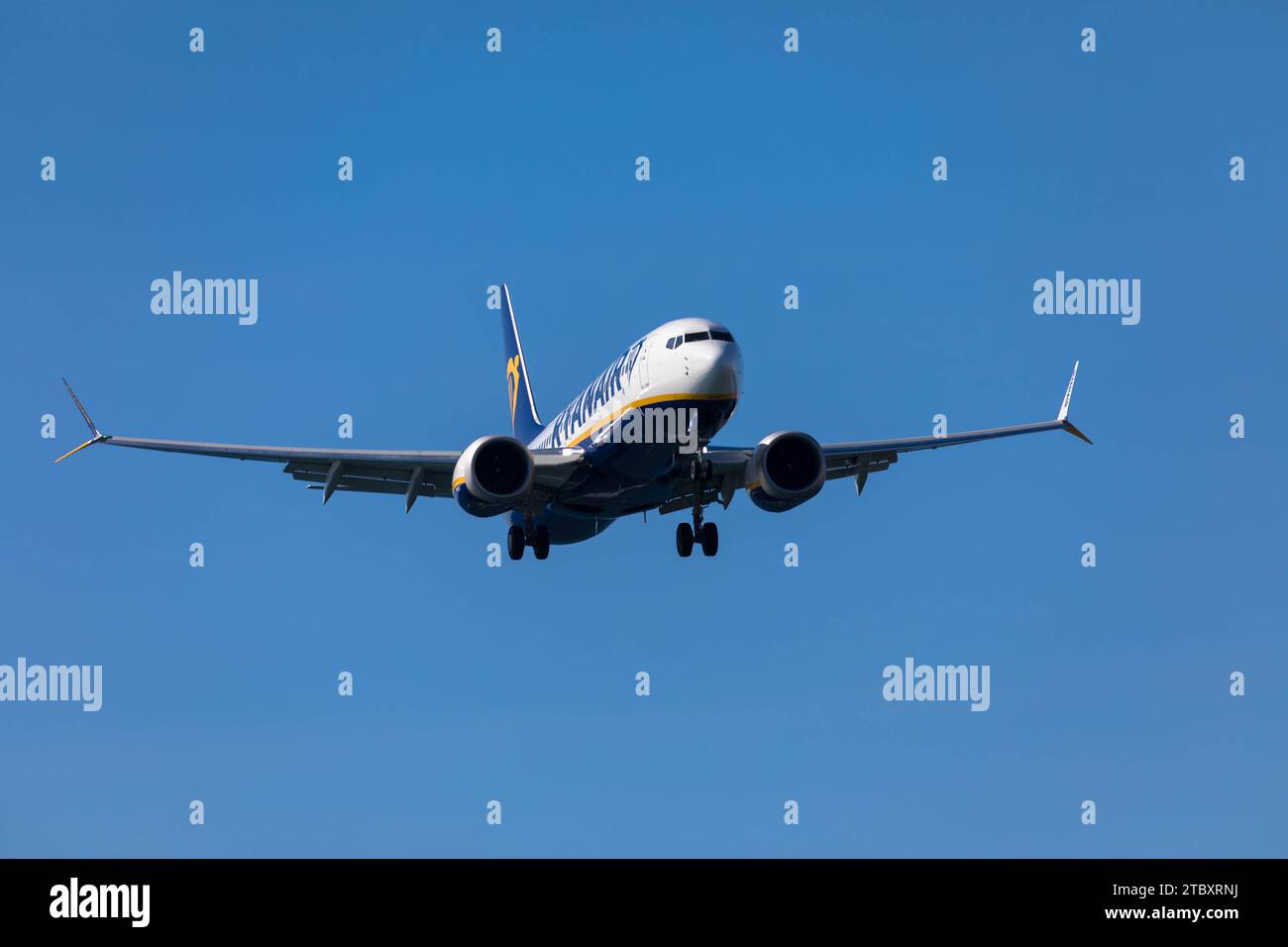 Aiplane Ryan Air auf der Landebahn nach der Landung, mit dem Roller zum Terminal am Flughafen César Manrique-Lanzarote. November 2023. Arrecife, Kanarische Inseln Stockfoto