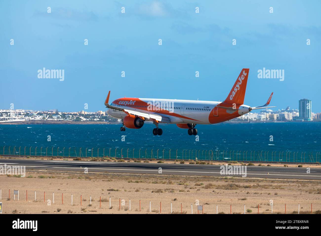 Aiplane easyjet nach der Landung auf der Landebahn, mit dem Roller zum Terminal am Flughafen César Manrique-Lanzarote. November 2023. Arrecife, Kanarische Insel Stockfoto