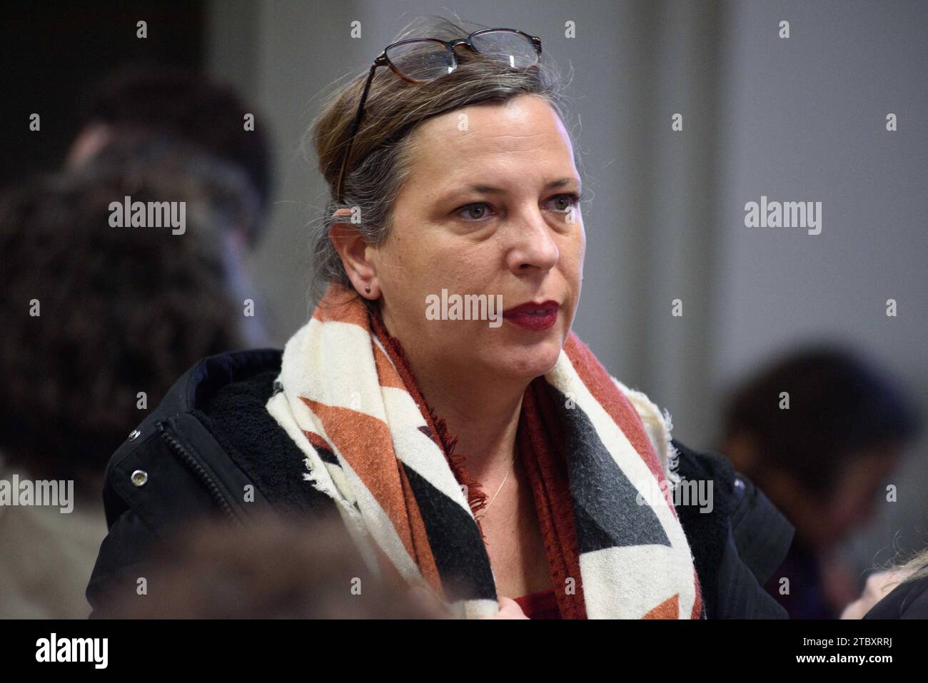 Saint Ouen, Frankreich. Dezember 2023. Lea Filoche nahm am 7. Dezember 2023 an einem Treffen gegen das Einwanderungsgesetz der Regierung und die Stigmatisierung von Ausländern in Saint-Ouen im Norden von Paris Teil. Foto: Pierrick Villette/ABACAPRESS.COM Credit: Abaca Press/Alamy Live News Stockfoto