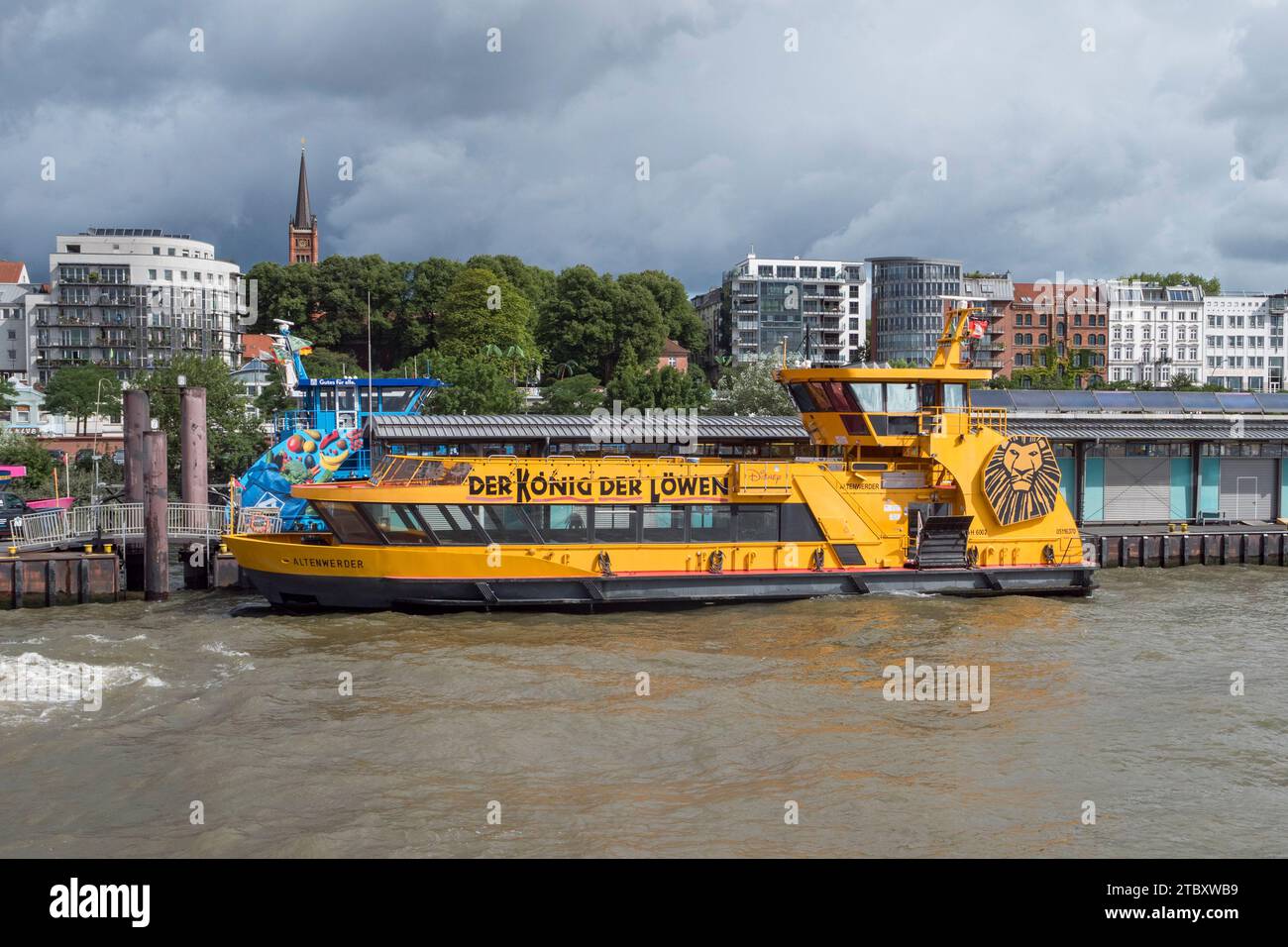 Von der HADAG-Fähre aus dem Jahr 62 in Hamburg aus gesehen. Stockfoto