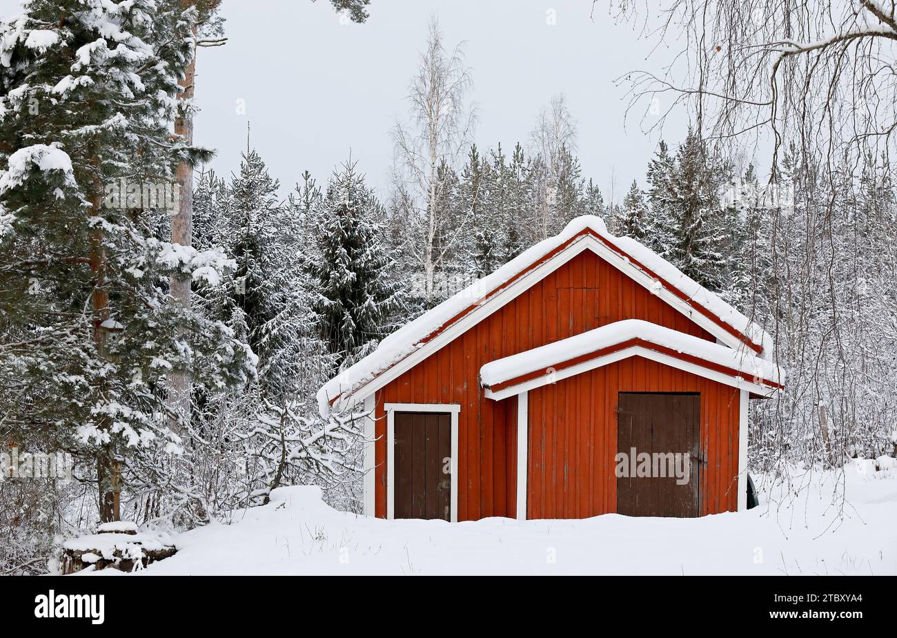 Kleines rotes Haus mitten im Winterwunderland Stockfoto