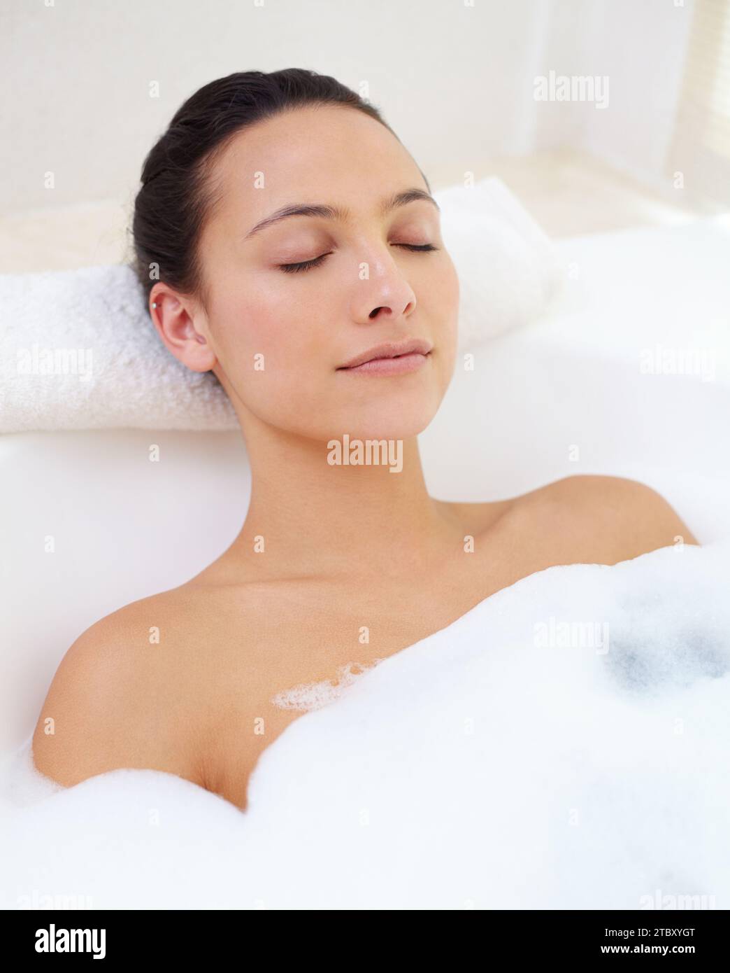 Badezimmer, entspannen und Gesicht der Frau in der Badewanne für Wellness, Stress oder Körperpflege mit Komfort zu Hause. Bad, Ruhe oder Person, die in der Wanne badete Stockfoto