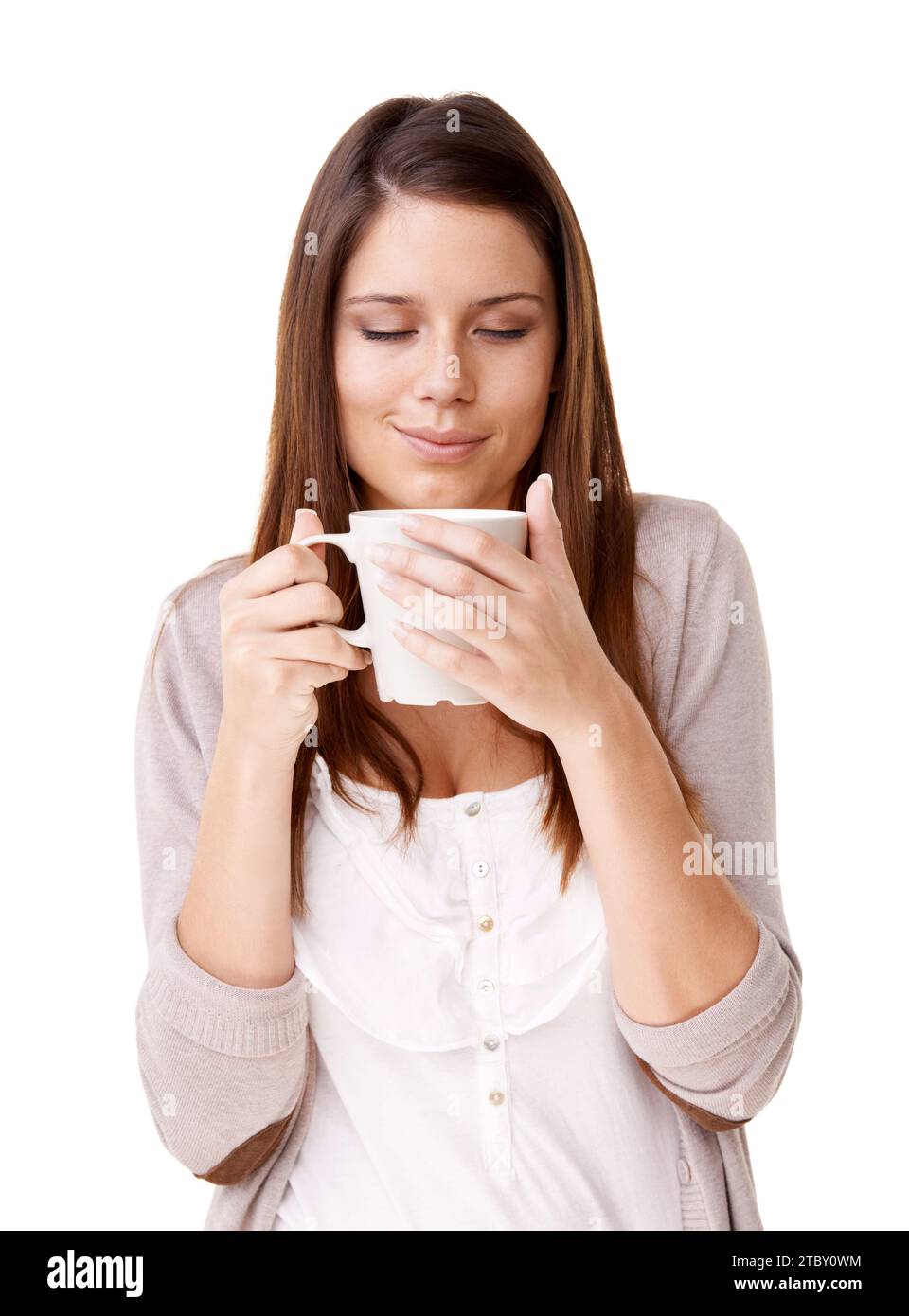 Kaffee, Entspannung und Morgen mit einer jungen Frau im Studio isoliert auf weißem Hintergrund für Koffein. Glücklich, ruhig und ruhig mit einer selbstbewussten Person Stockfoto