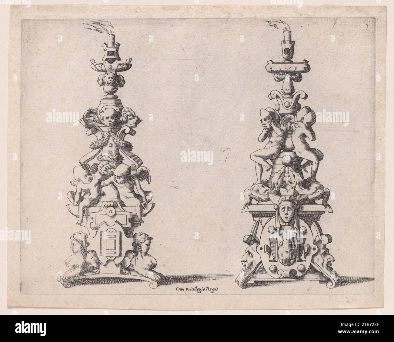 Zwei Kerzenhalter 1925 von Rene Boyvin Stockfoto Zwei Kerzenhalter 1925 von Rene Boyvin Stockfoto