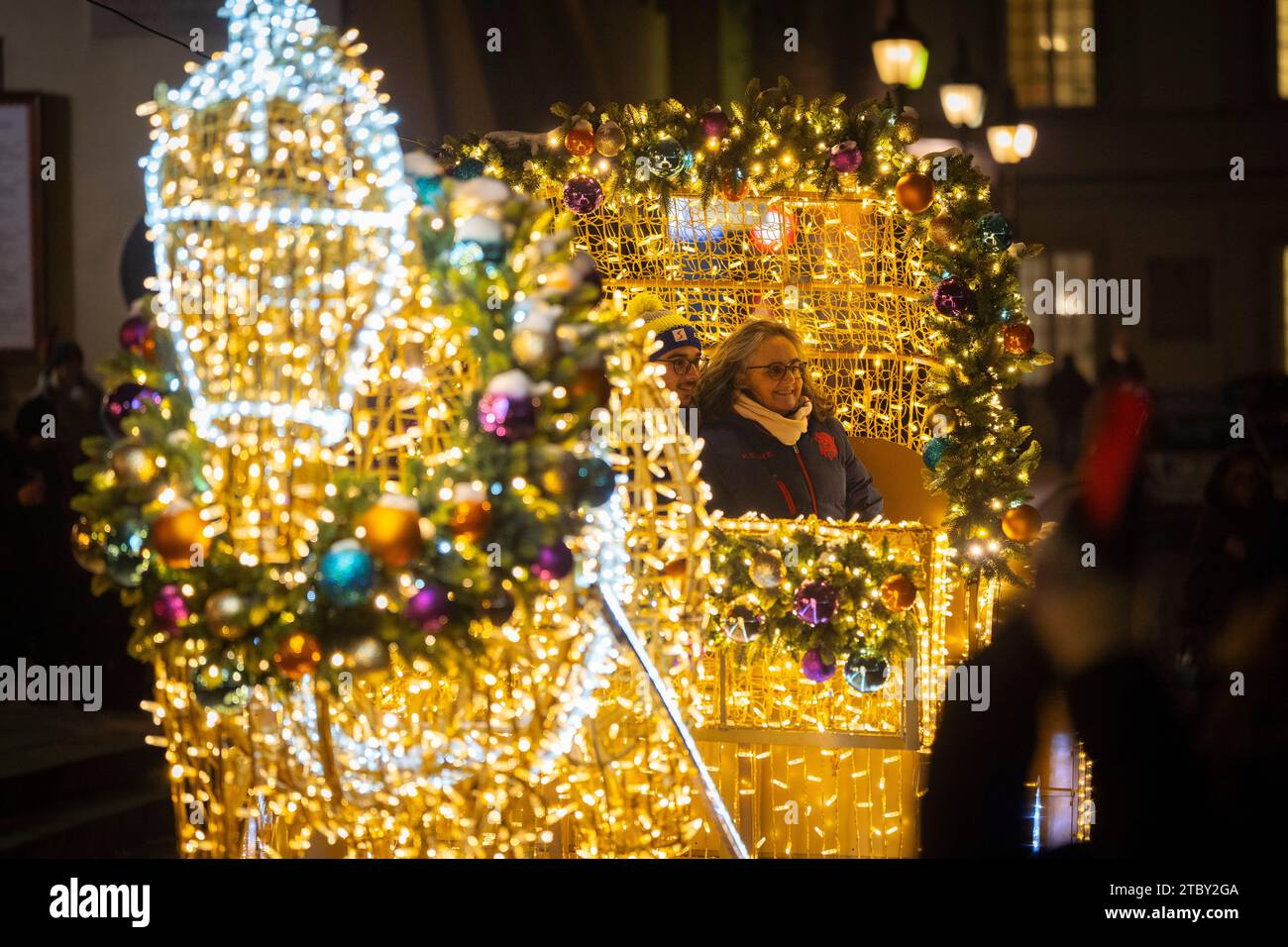 Warschau, Polen. Dezember 2023. Ein beleuchtetes Pferd und eine Kutsche sind am 8. Dezember 2023 auf dem Königlichen Schlossplatz in Warschau, Polen, zu sehen. Das diesjährige Thema für die jährliche Weihnachtsbeleuchtung ist ein Rückblick auf die 50er und 60er Jahre des letzten Jahrhunderts mit verschiedenen Objekten wie klassischen Autos, die mit LED-Leuchten dekoriert sind. (Foto: Jaap Arriens/SIPA USA) Credit: SIPA USA/Alamy Live News Stockfoto