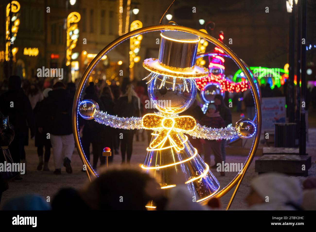 Warschau, Polen. Dezember 2023. Beleuchtete Skulpturen werden am 8. Dezember 2023 in der Altstadt von Warschau, Polen, gesehen. Das diesjährige Thema für die jährliche Weihnachtsbeleuchtung ist ein Rückblick auf die 50er und 60er Jahre des letzten Jahrhunderts mit verschiedenen Objekten wie klassischen Autos, die mit LED-Leuchten dekoriert sind. (Foto: Jaap Arriens/SIPA USA) Credit: SIPA USA/Alamy Live News Stockfoto
