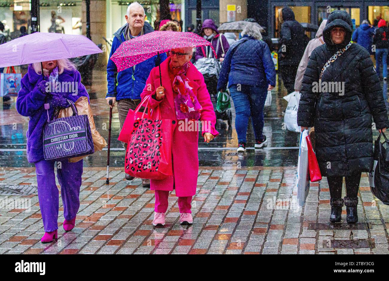 Dundee, Tayside, Schottland, Großbritannien. Dezember 2023. Wetter in Großbritannien: Eine Regenwarnung ist in Kraft, da weiterhin starker Regen über Nordosten Schottlands fällt. Die Einheimischen von Dundee gehen über das Wochenende im Stadtzentrum weihnachtlich einkaufen, umgeben von der bitteren Kälte und den sintflutartigen Regengüssen. Quelle: Dundee Photographics/Alamy Live News Stockfoto