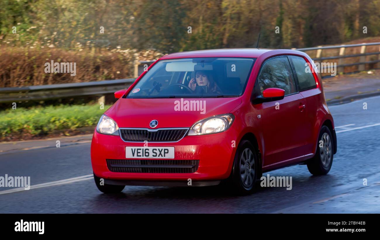 Milton Keynes, Bucks, UK - 12. Dezember 2023: 2016 rotes Skoda Citigo Auto, das auf einer britischen Straße fährt Stockfoto