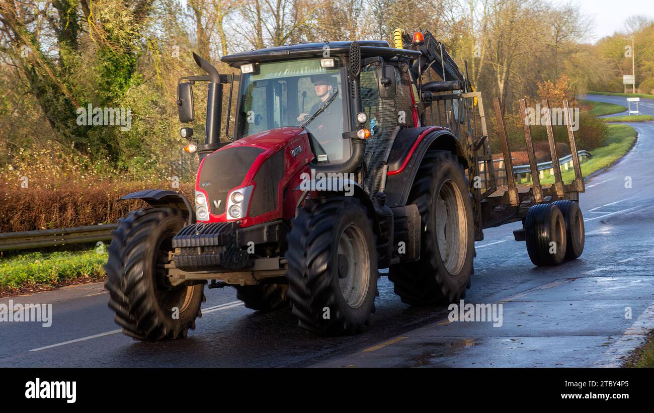 Milton Keynes, Bucks, Großbritannien - 12. Dezember 2023: Valtra N 123-Traktor auf britischer Straße. Stockfoto