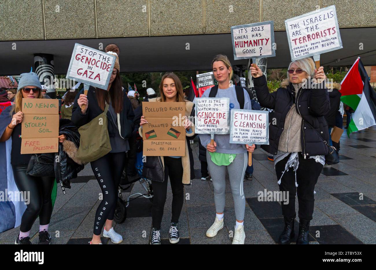 Bournemouth, Dorset, Großbritannien. Dezember 2023. Freiheit für Palästinenser-Unterstützer mischen sich mit Now We Rise, Tag der Aktion, in Bournemouth. Quelle: Carolyn Jenkins/Alamy Live News Stockfoto
