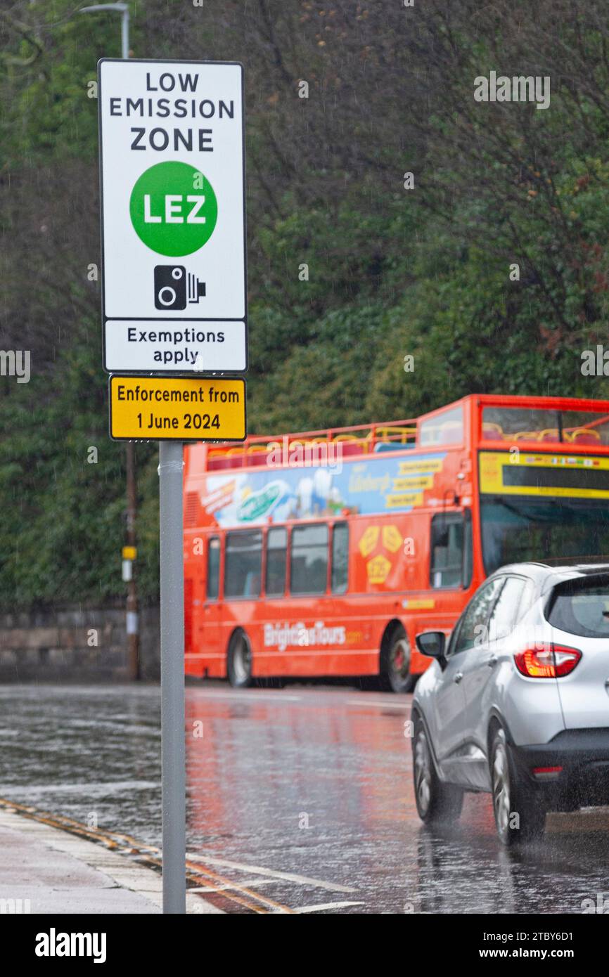 Regent Road, Edinburgh, Schottland, Großbritannien. Dezember 2023. Schilder für die vorgeschlagene Low Emission Zone erscheinen auf der Ostseite des Stadtzentrums von der Regent Road zum Waterloo Place und auch auf den südlichen Randstraßen westlich von St Leonards und Pleasance einschließlich Lutton Place und am Fuße der St Mary's Street. Die Vollstreckung soll am 1. Juni 2024 in Kraft treten. Quelle: Arch White/Alamy Live News. Stockfoto