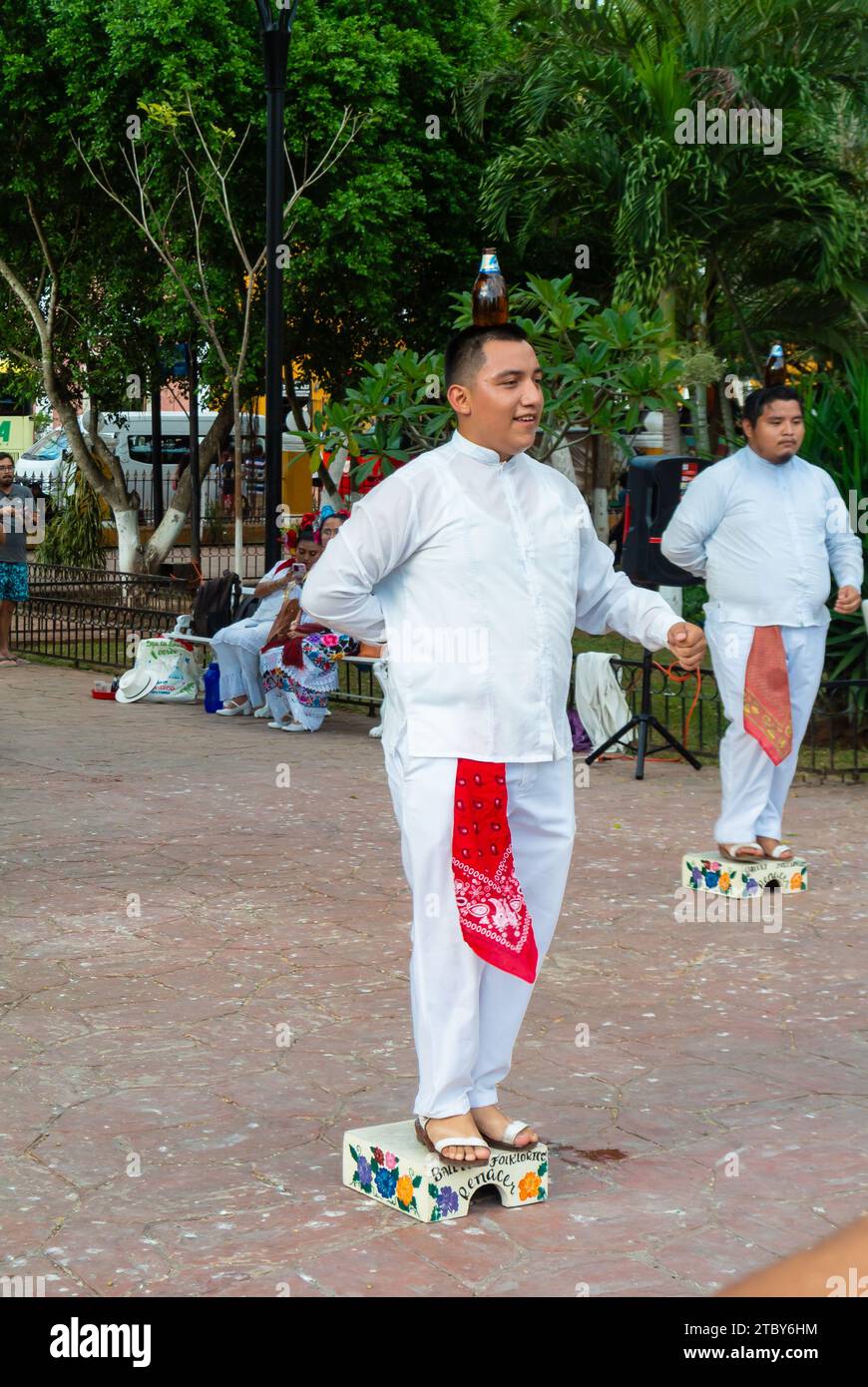Valladolid, Yucatan, Mexiko, Hupil Leute tanzen in einem Zocalo von Valladolid, nur Redaktion. Stockfoto