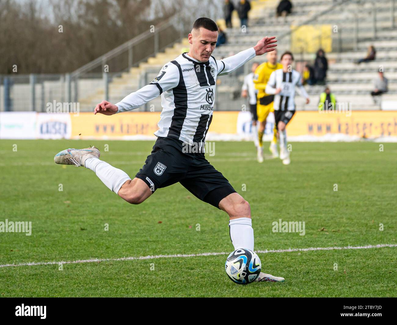 Aalen, Deutschland. Dezember 2023. Bastian Allgeier (SSV Ulm 1846, #07) mit einem Schuss aufs Tor, SSV Ulm 1846 vs. Borussia Dortmund II, 3. Liga, Fussball, Herren, 09.12.2023 Foto: EIBNER/Michael Schmidt Credit: dpa/Alamy Live News Stockfoto