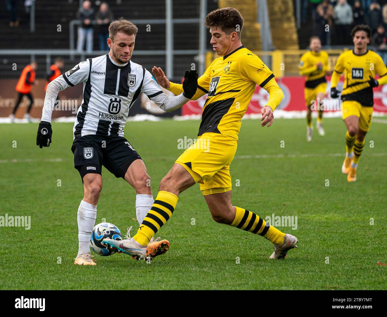 Aalen, Deutschland. Dezember 2023. Leo Scienza (SSV Ulm 1846, #22) im Zweikampf mit Franz Roggow (Borussia Dortmund II, #08), SSV Ulm 1846 gegen Borussia Dortmund II, 3. Liga, Fussball, Herren, 09.12.2023 Foto: EIBNER/Michael Schmidt Credit: dpa/Alamy Live News Stockfoto